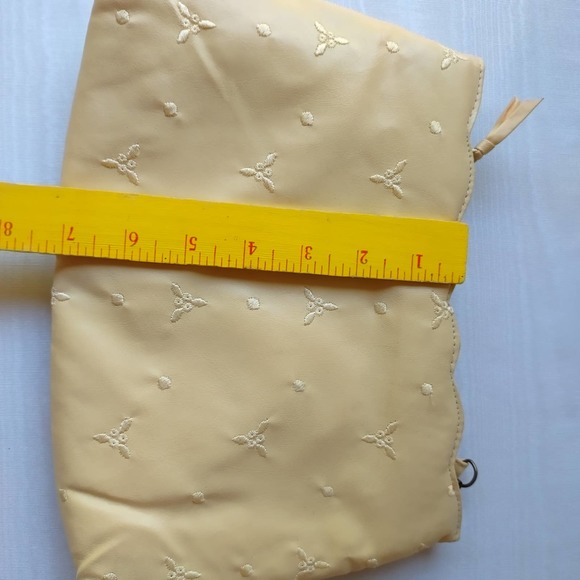 Vintage Holiday Fair Yellow Vinyl Eyelet Floral Envelope Removable Strap Purse - Picture 10 of 10